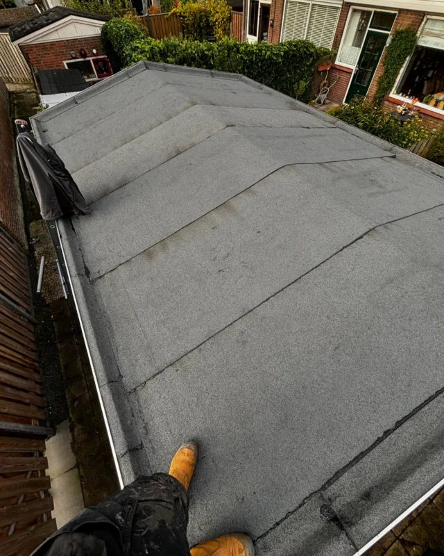 Schuur dak opnieuw voorzien van bitumen